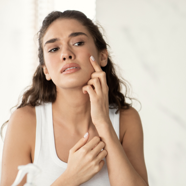 Une femme se regarde dans le miroir.